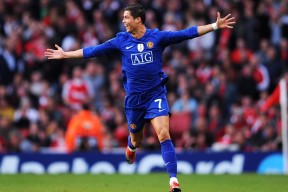 欧冠：“法兰克福之夜”球迷点燃客场 烟火与歌声贯穿90分钟